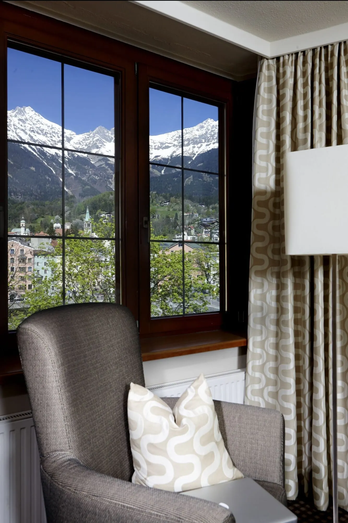 Hotel Das Innsbruck: Window view over the Inn to Hötting