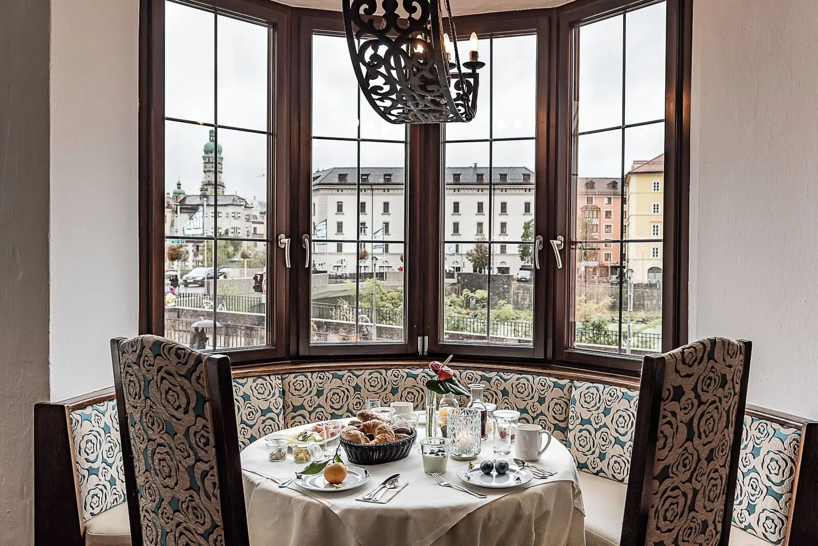 Hotel Mondschein: Bay window with breakfast