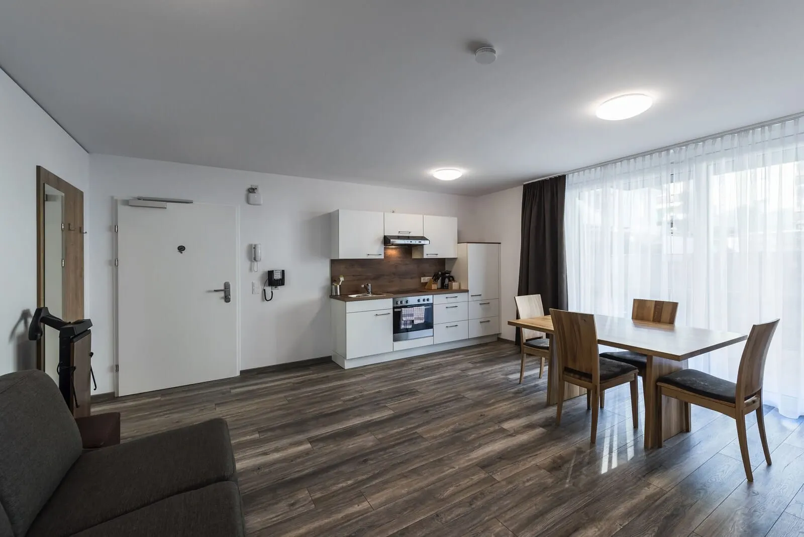 Apartments Leipziger Hof: Apartment with kitchen and dining table