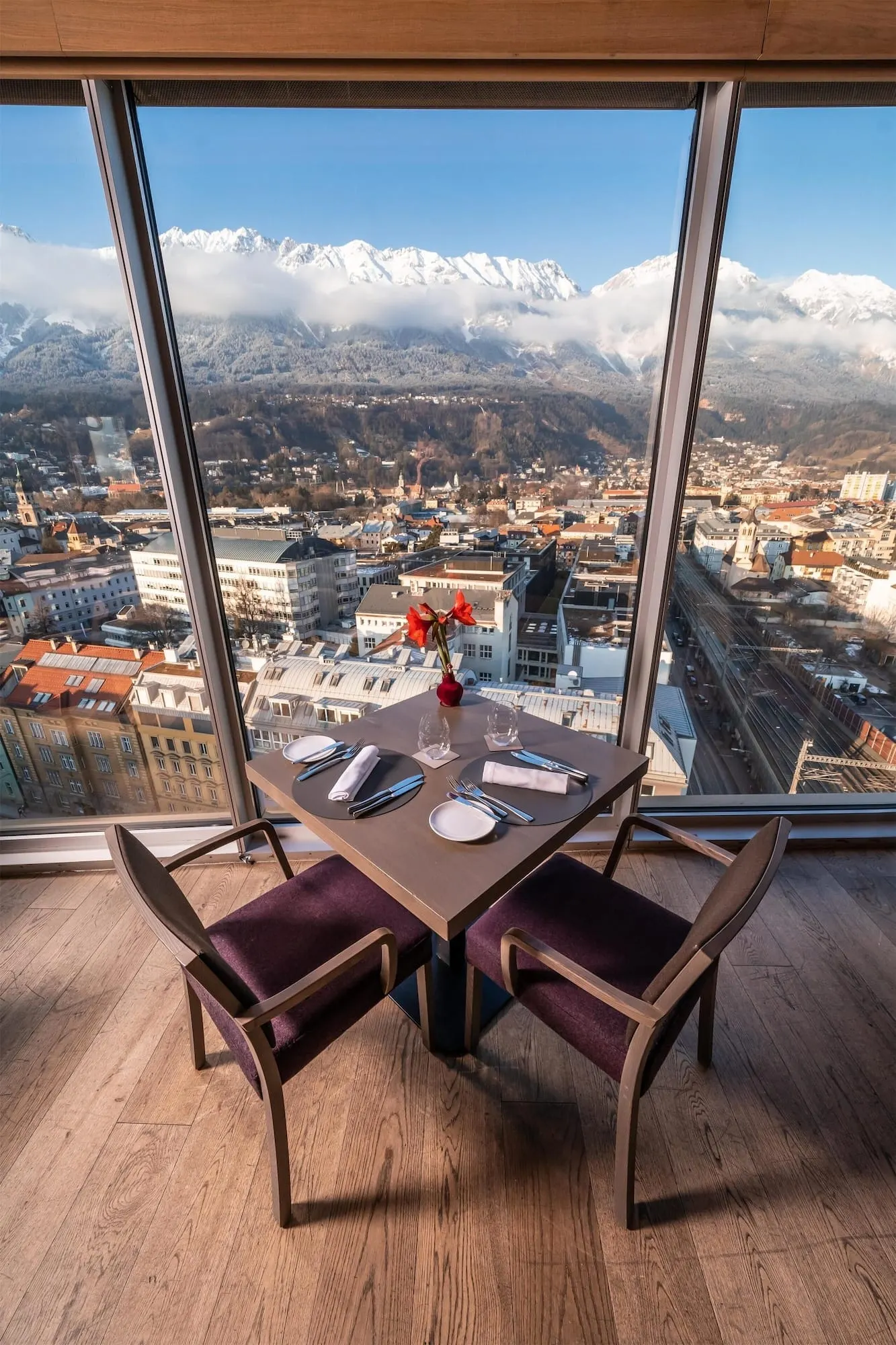 ADLERS Hotel Innsbruck: Restaurant table above the city