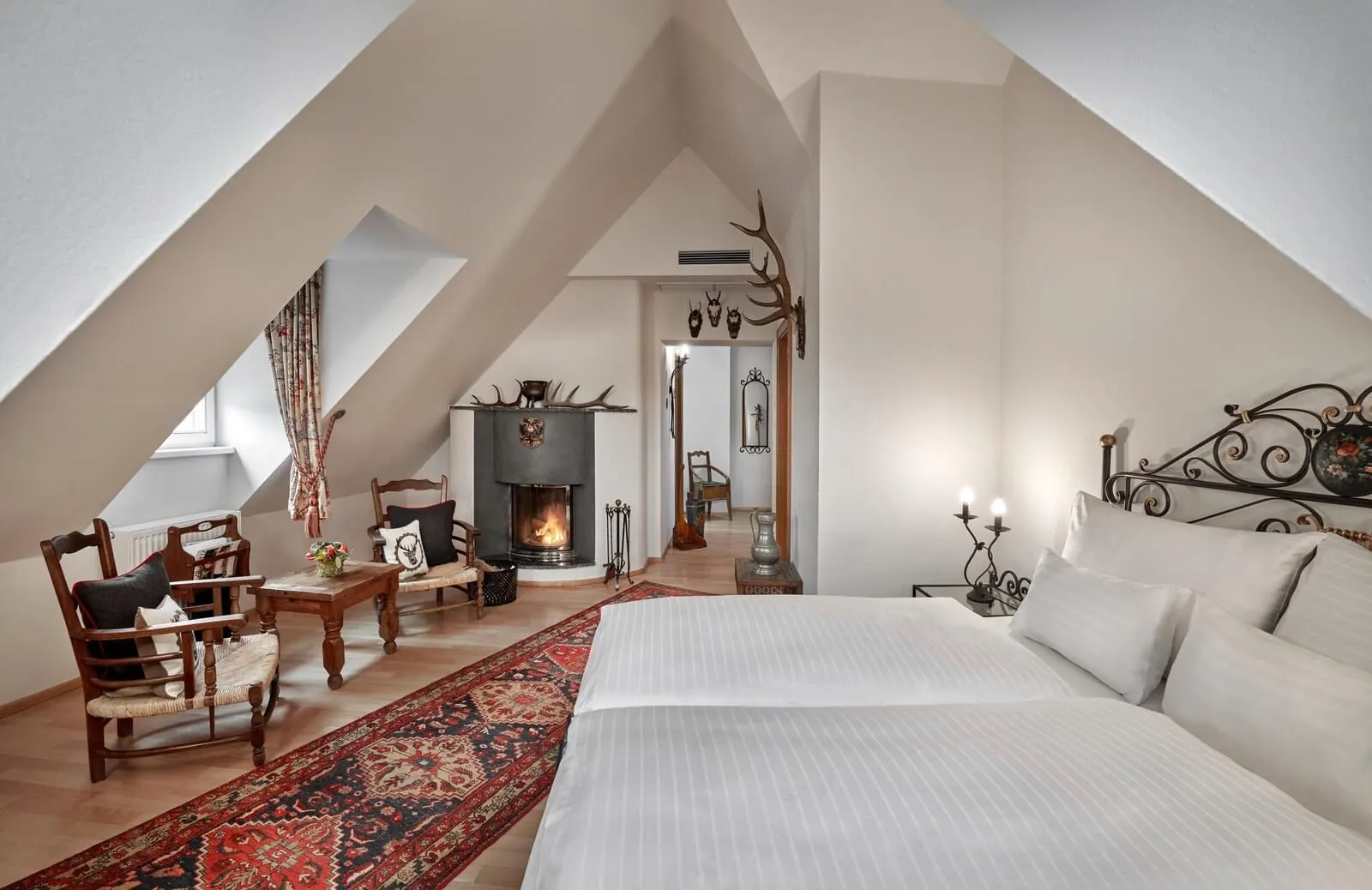Hotel Schwarzer Adler: Attic room with open fire