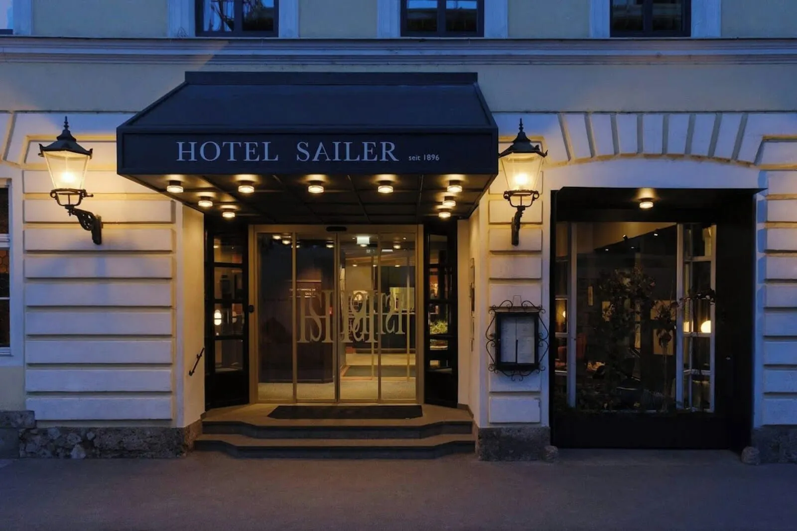 Hotel Sailer: The entrance to Hotel Sailer