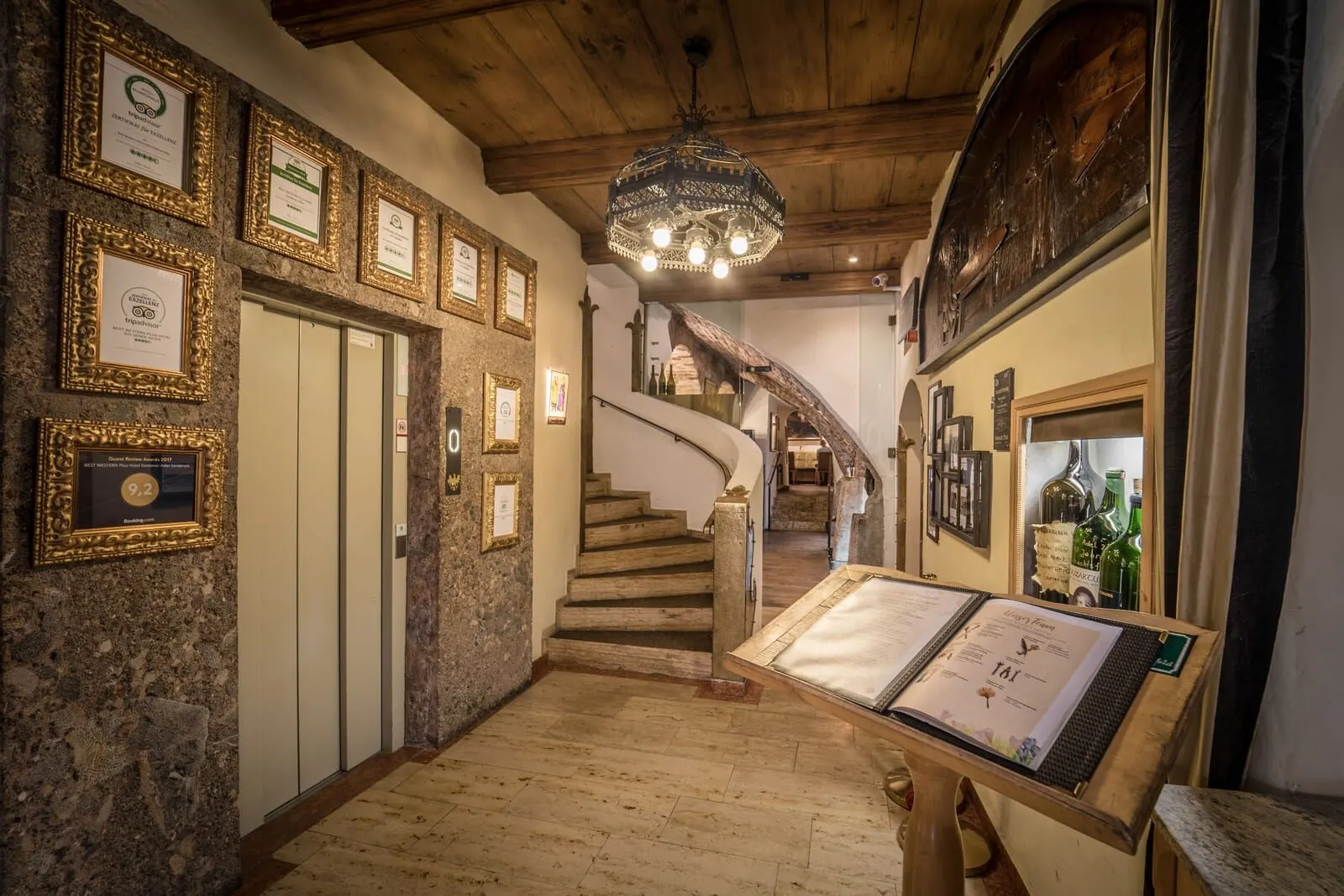 Hotel Goldener Adler: Staircase and reception