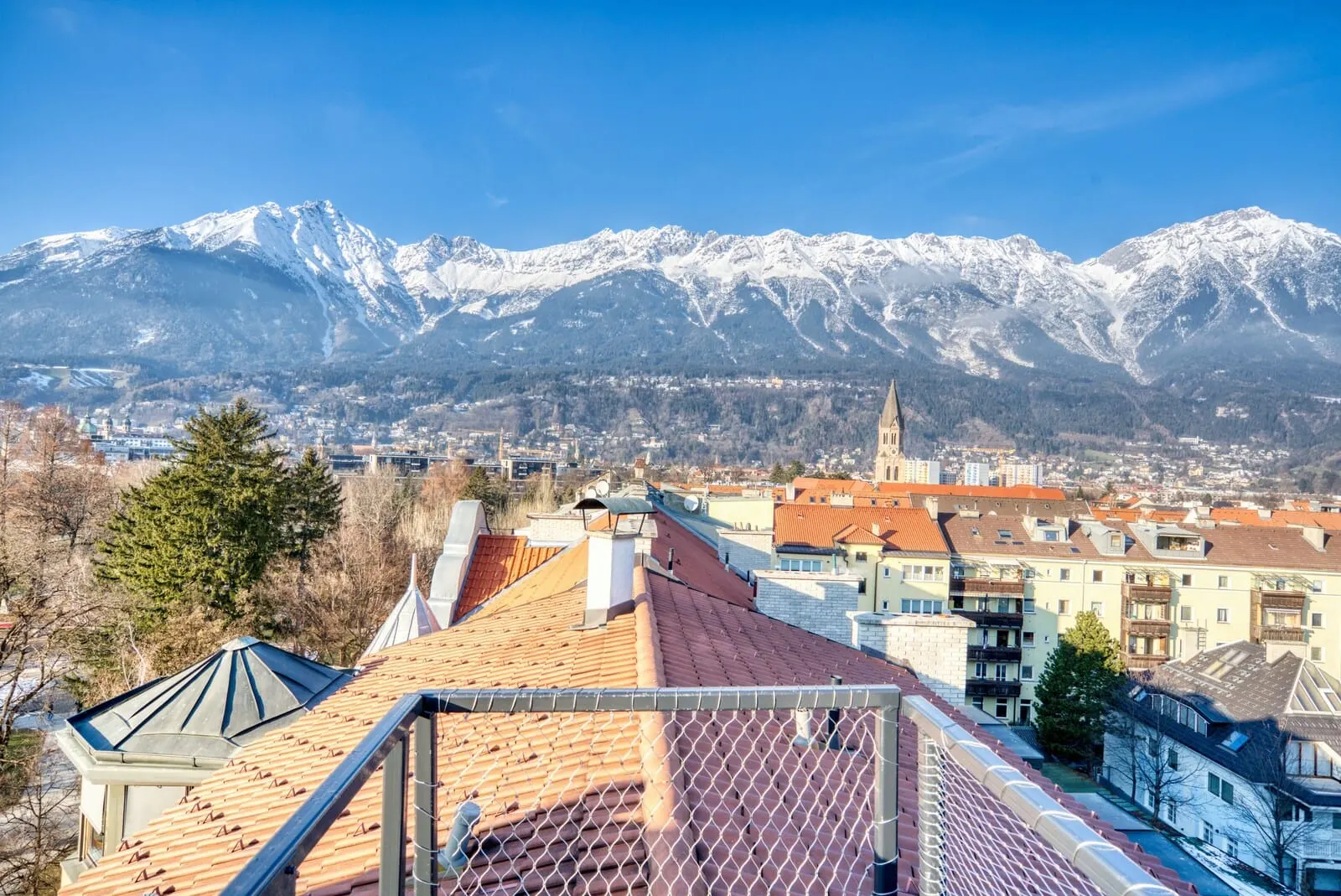 Hotel Leipziger Hof: Rooftop view over Innsbruck to the snow-covered Nordkette