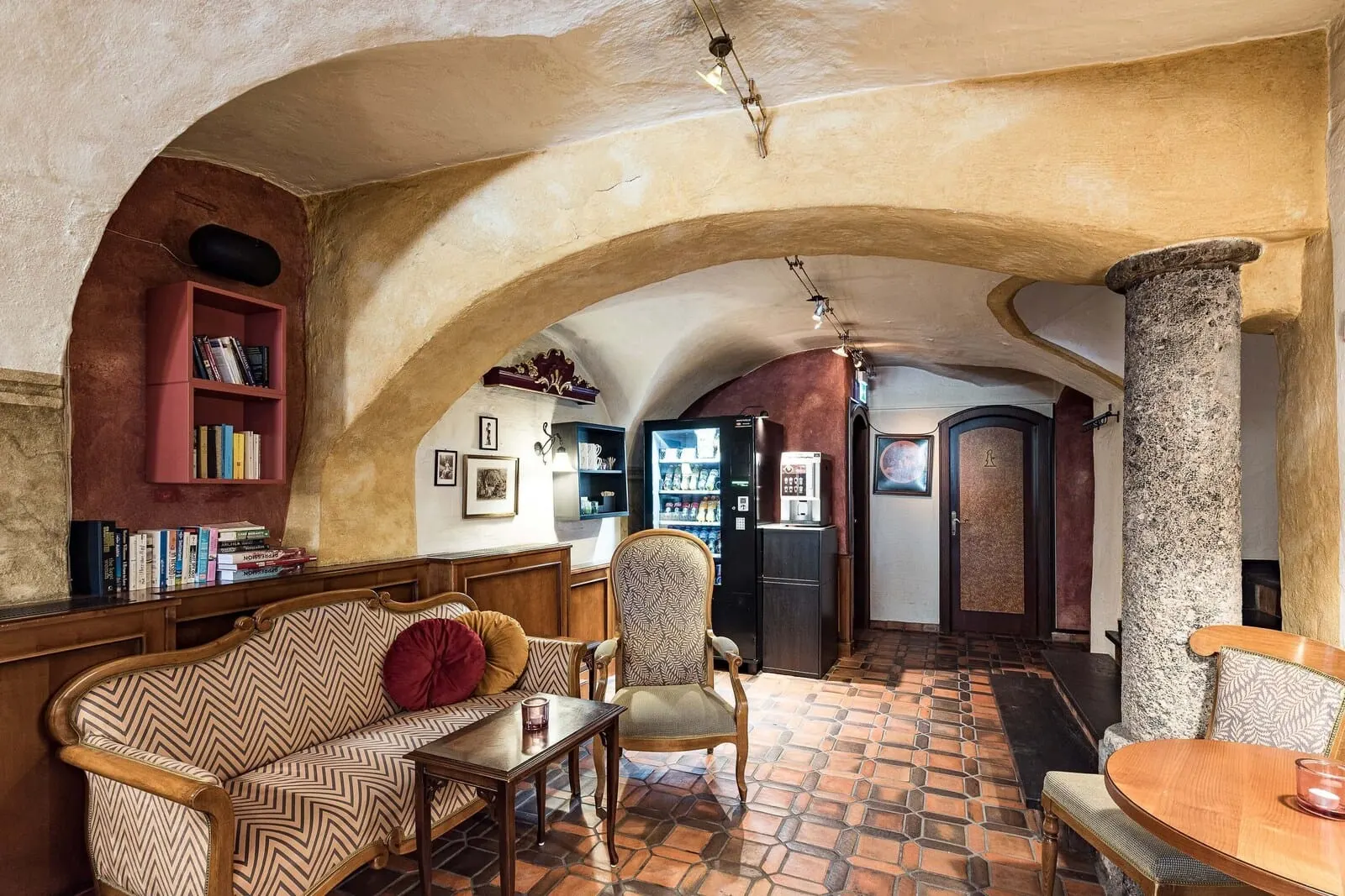 Hotel Mondschein: Vaulted lounge
