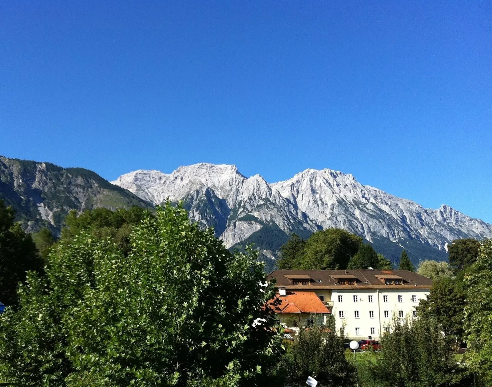 Hotel Heiligkreuz: The hotel below the Karwendel mountains in Heiligkreuz