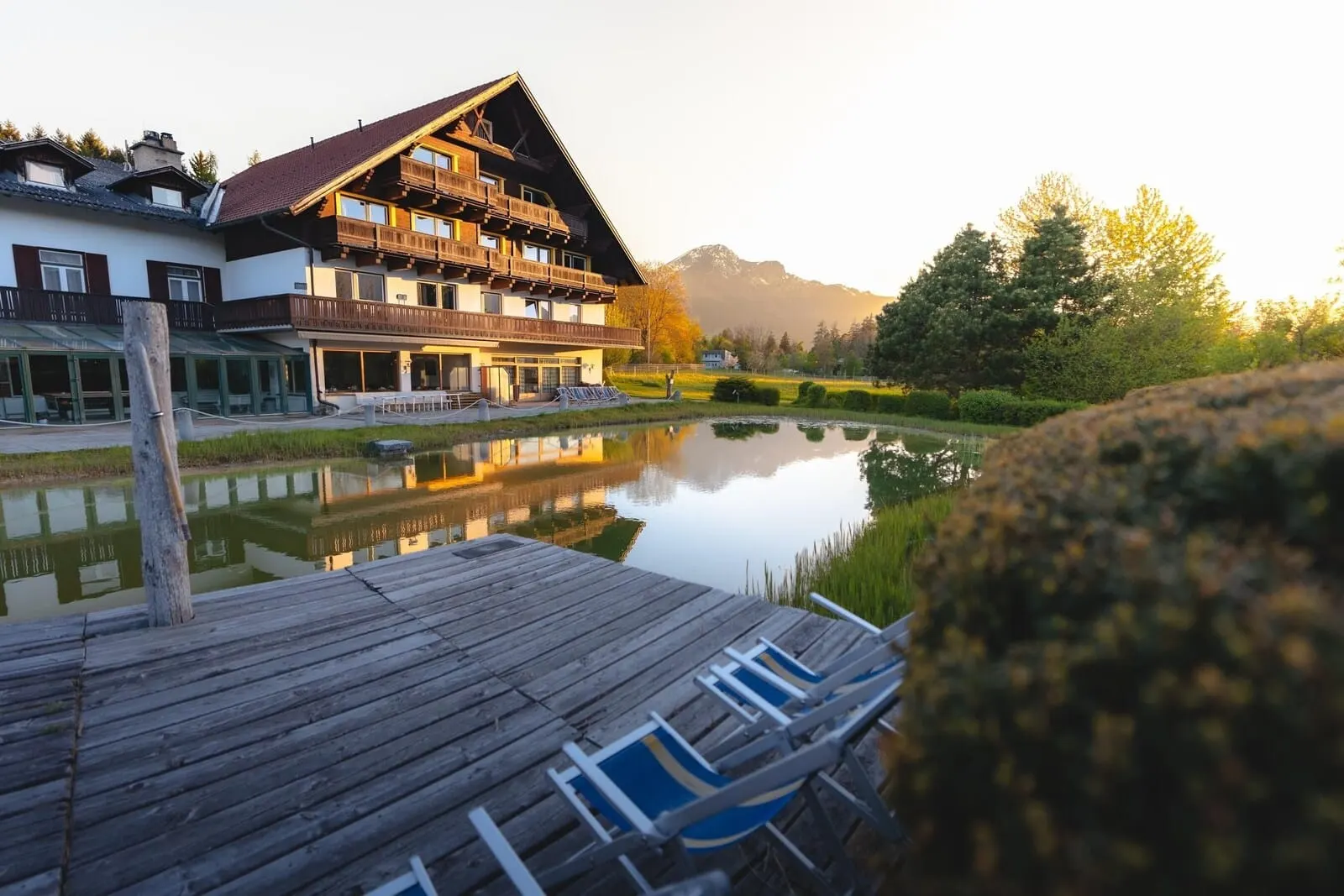 Hotel Gruberhof: The Gruberhof and its bathing pond at sunrise