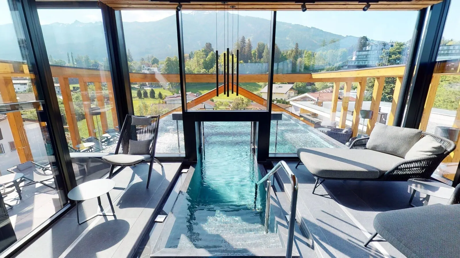 DER WALZL: Rooftop pool with mountain views