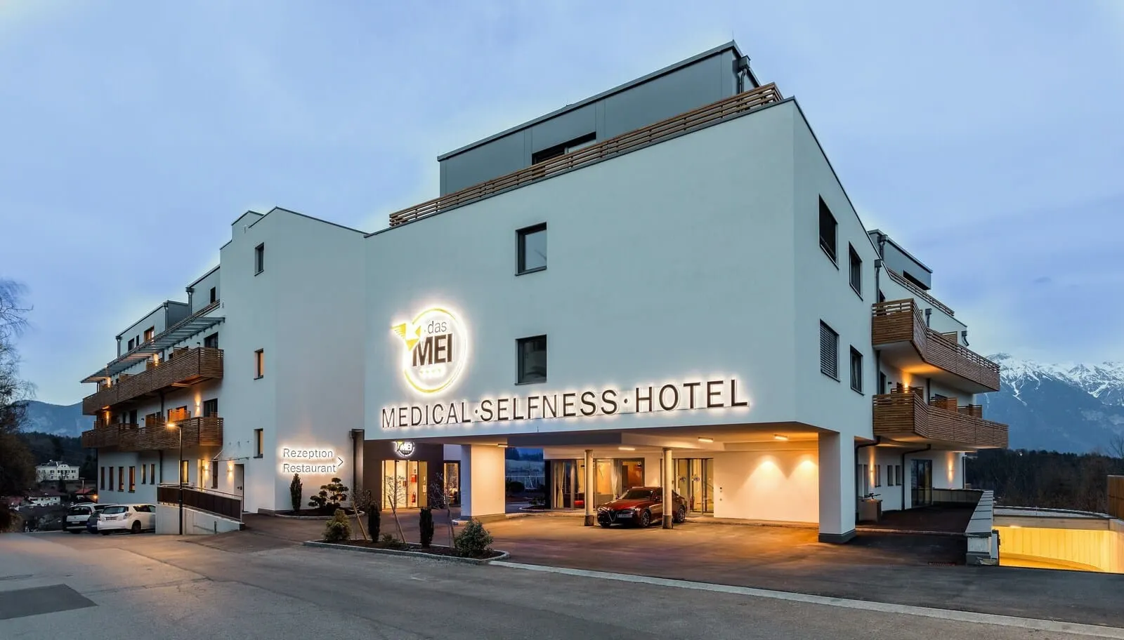 Hotel dasMEI: The hotel at dusk