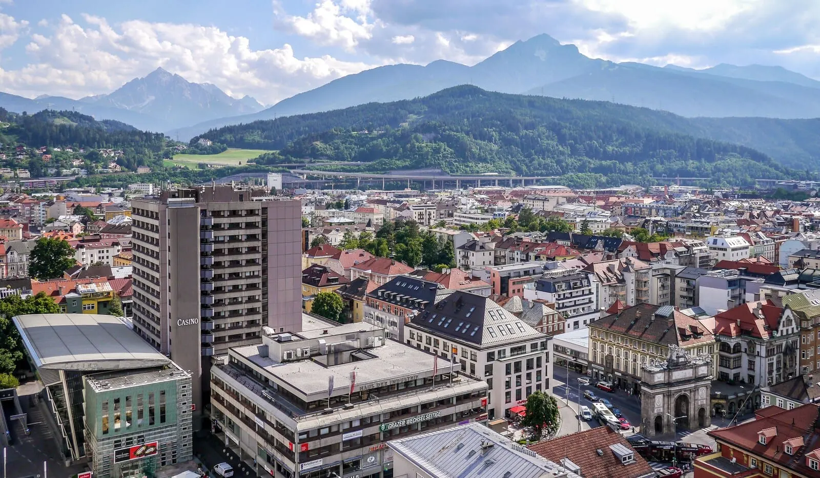 AC Hotel by Marriott Innsbruck: View from the hotel over Innsbruck to the Nordkette