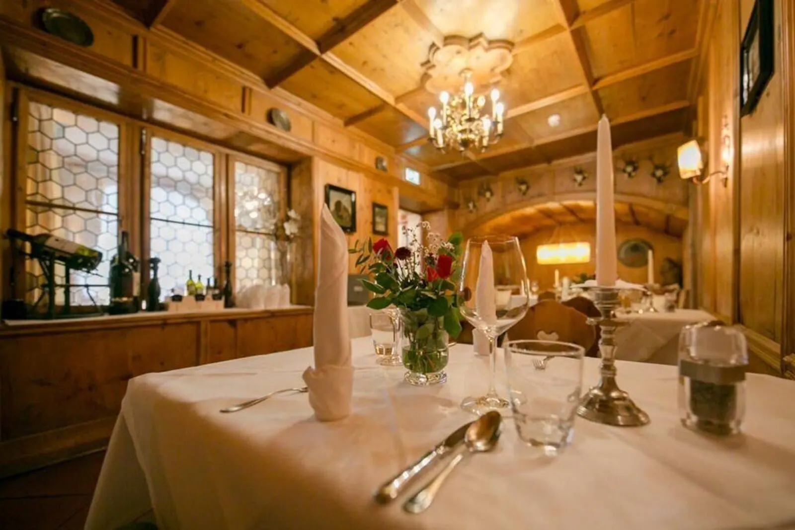 Hotel Sailer: Panelled dining room