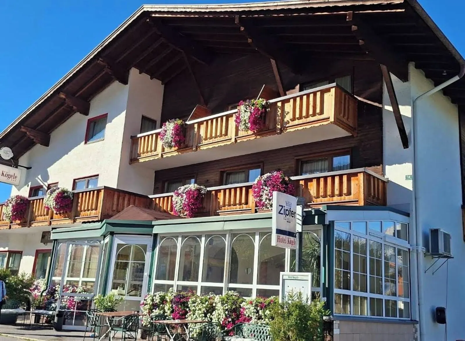 Hotel Kögele: The Kögele in Axams with its flower-filled balconies