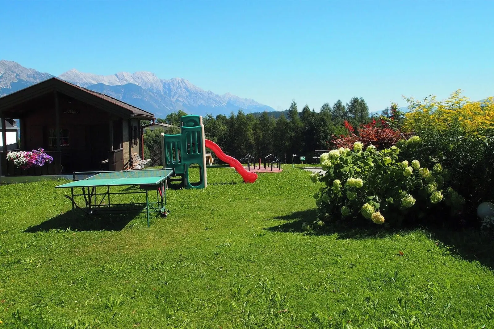 Hotel Sonnhof: Garden with table tennis
