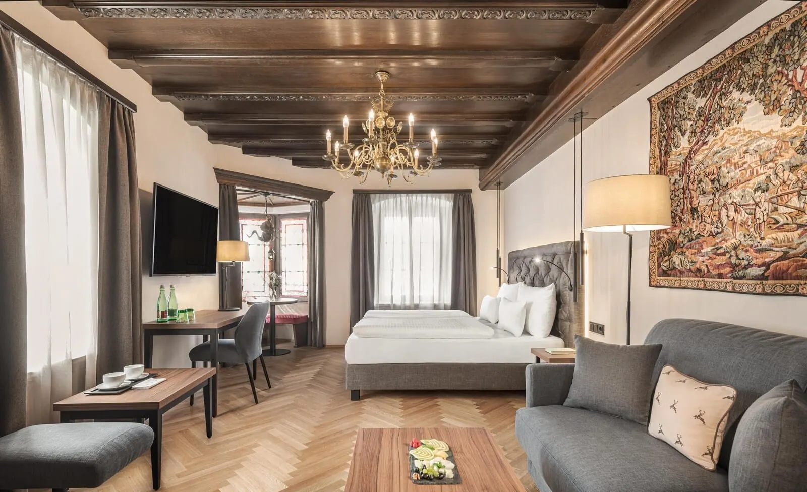Hotel Schwarzer Adler: Double room under timber beams