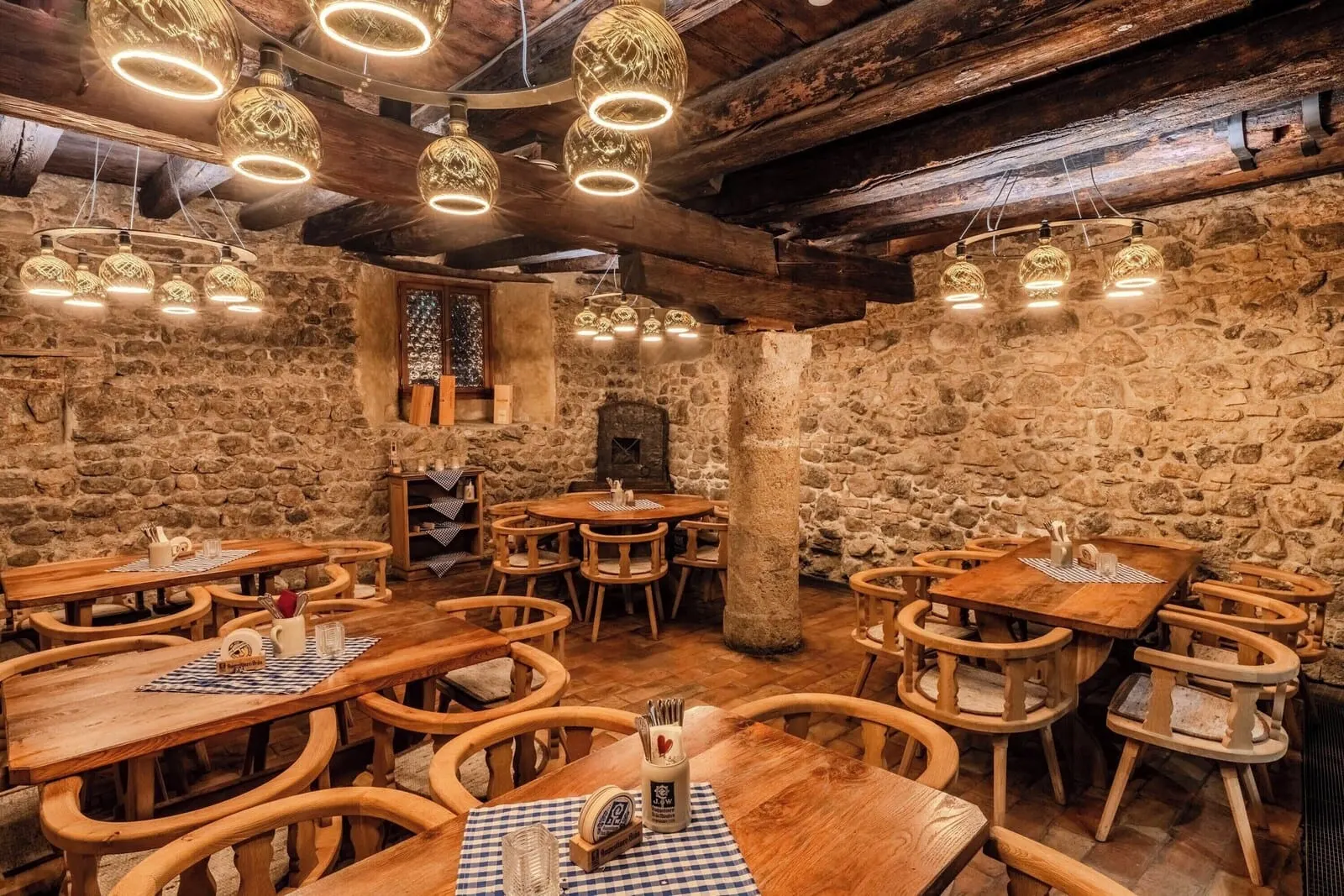 Hotel Goldener Engl: Stone-walled inn parlour