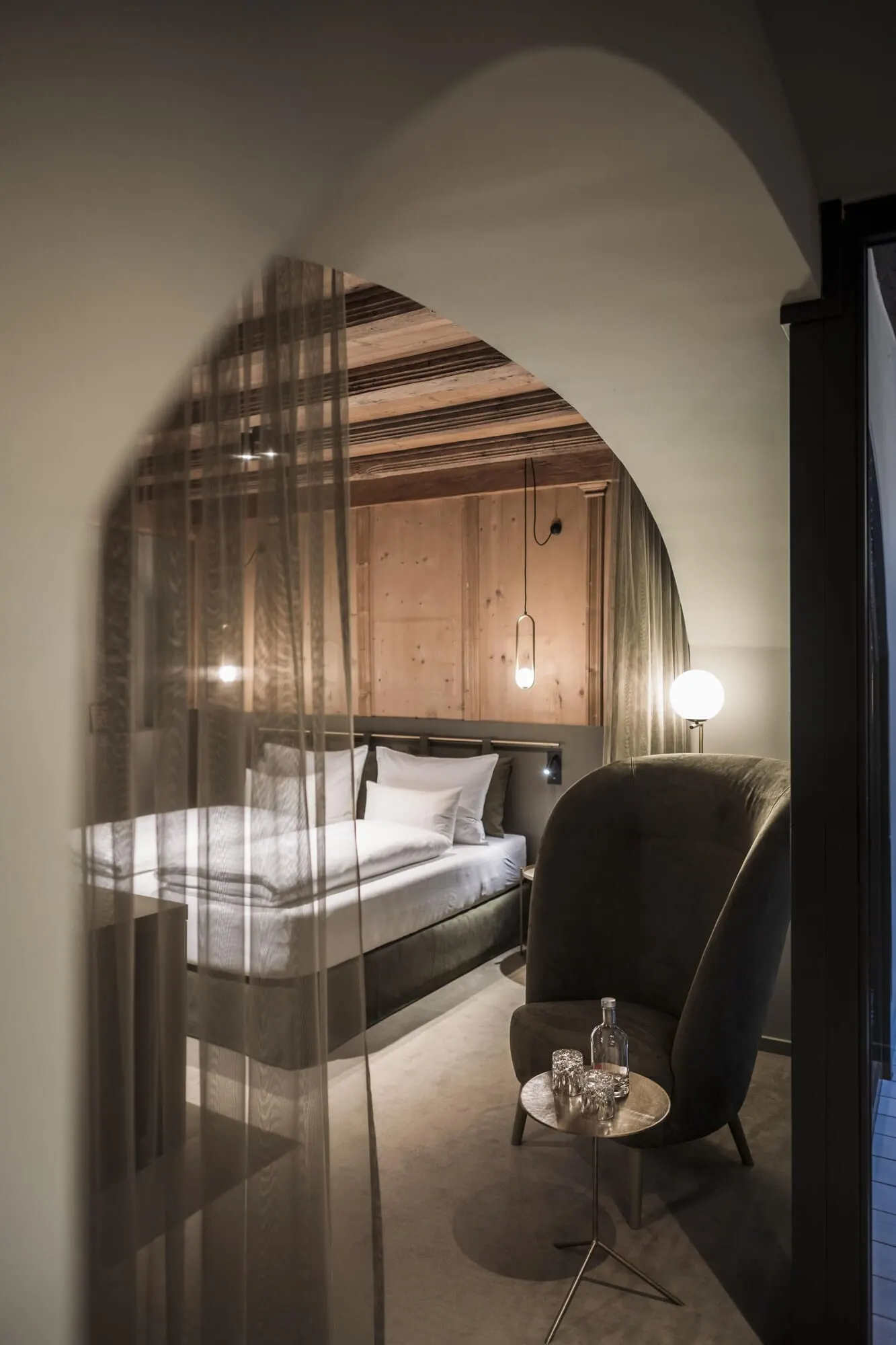 Altstadthotel Weisses Kreuz: Room with timber ceiling