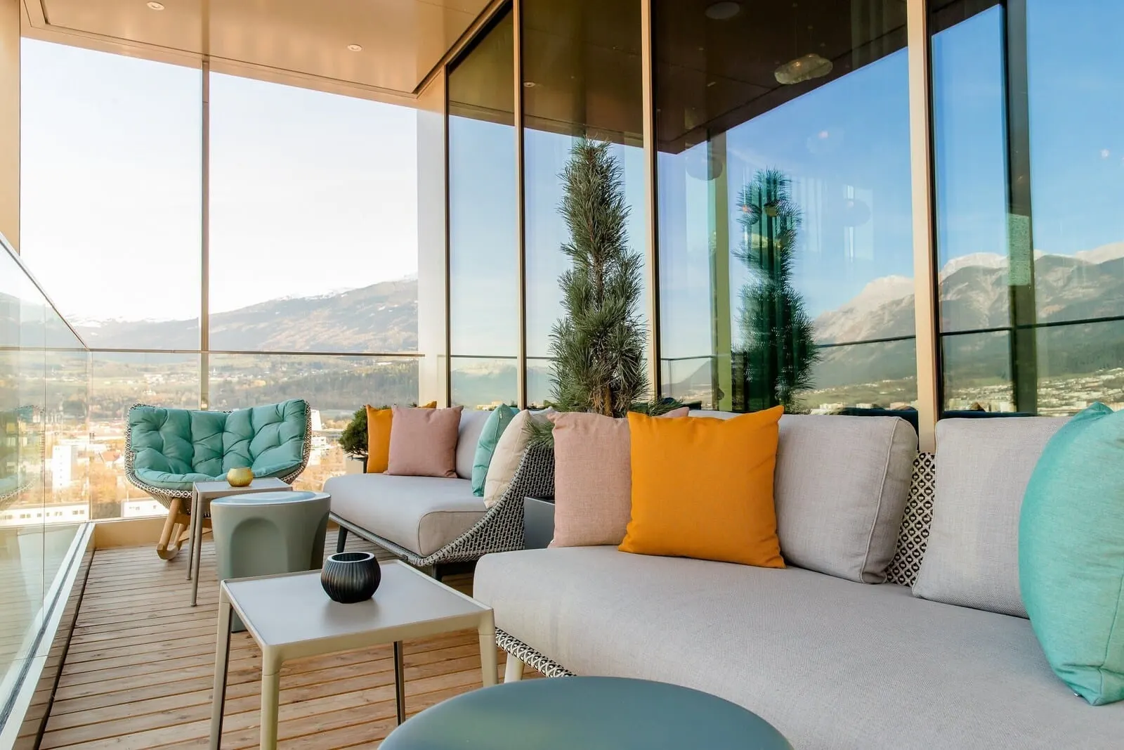 Motel One Innsbruck: Lounge by the windows