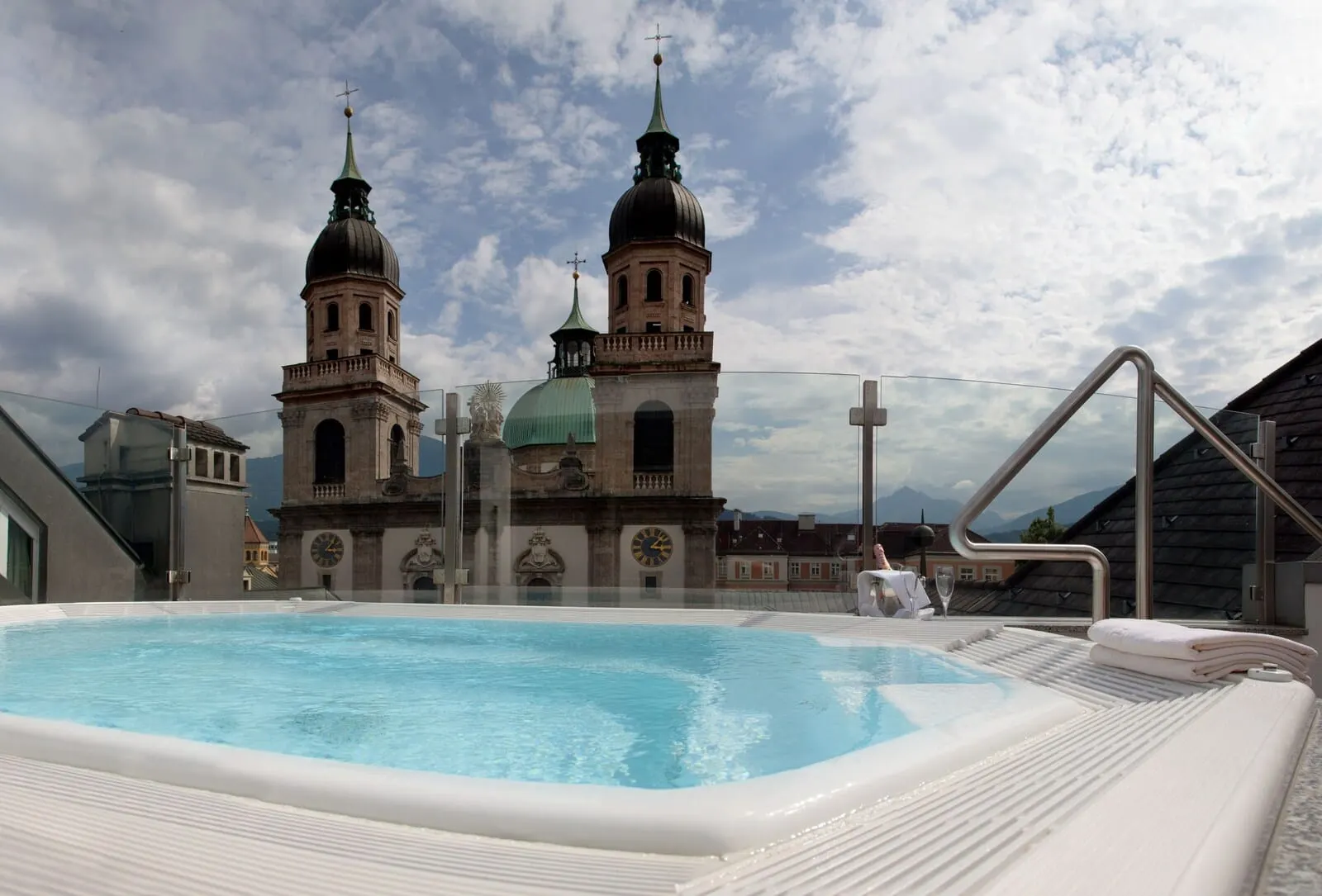 Hotel Grauer Bär: Rooftop whirlpool facing the cathedral towers
