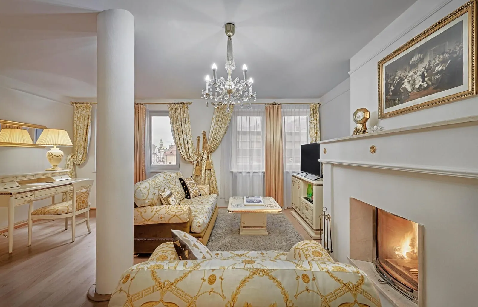 Hotel Schwarzer Adler: Suite with open fire