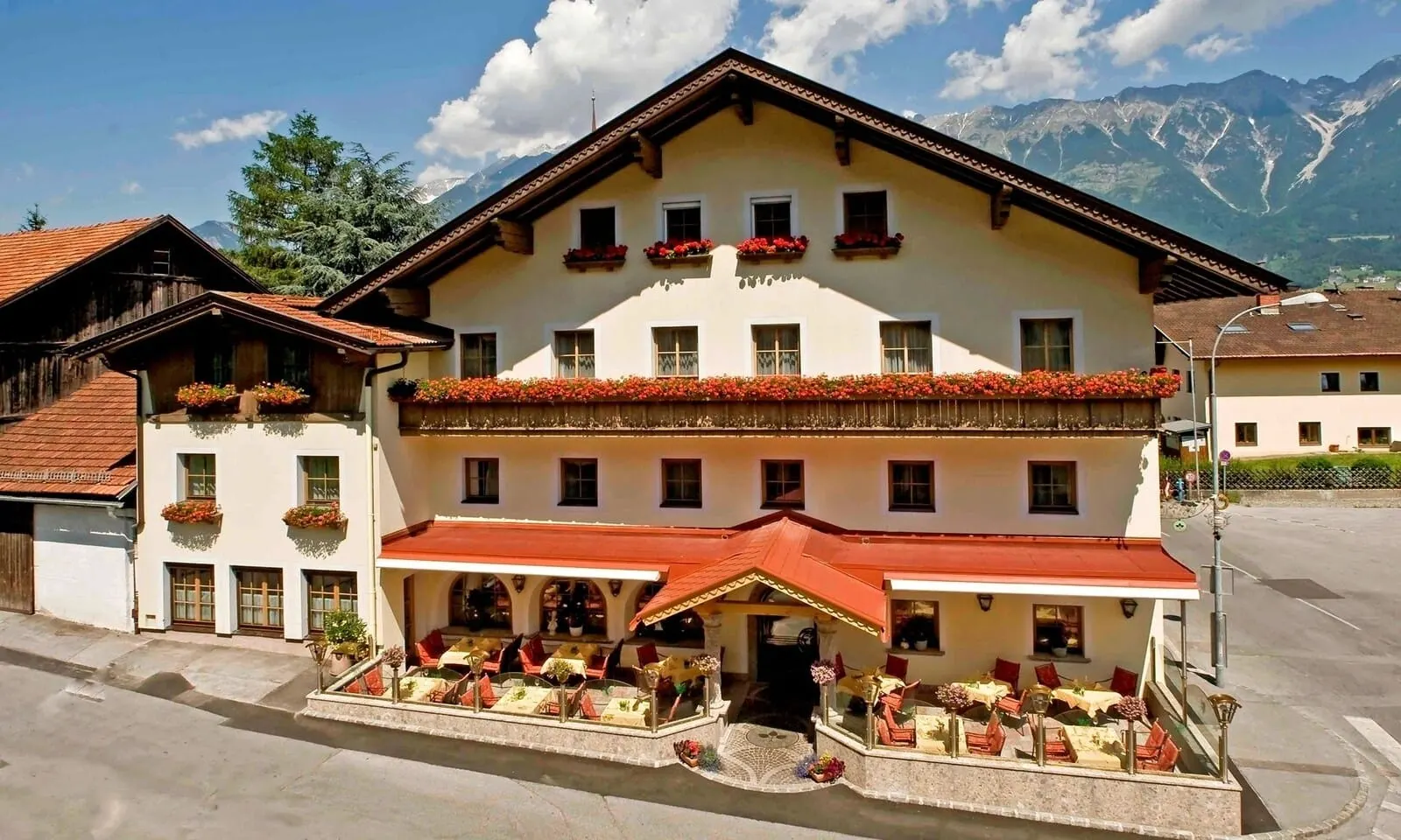 Hotel Bierwirt: The Bierwirt in Amras with the Nordkette behind