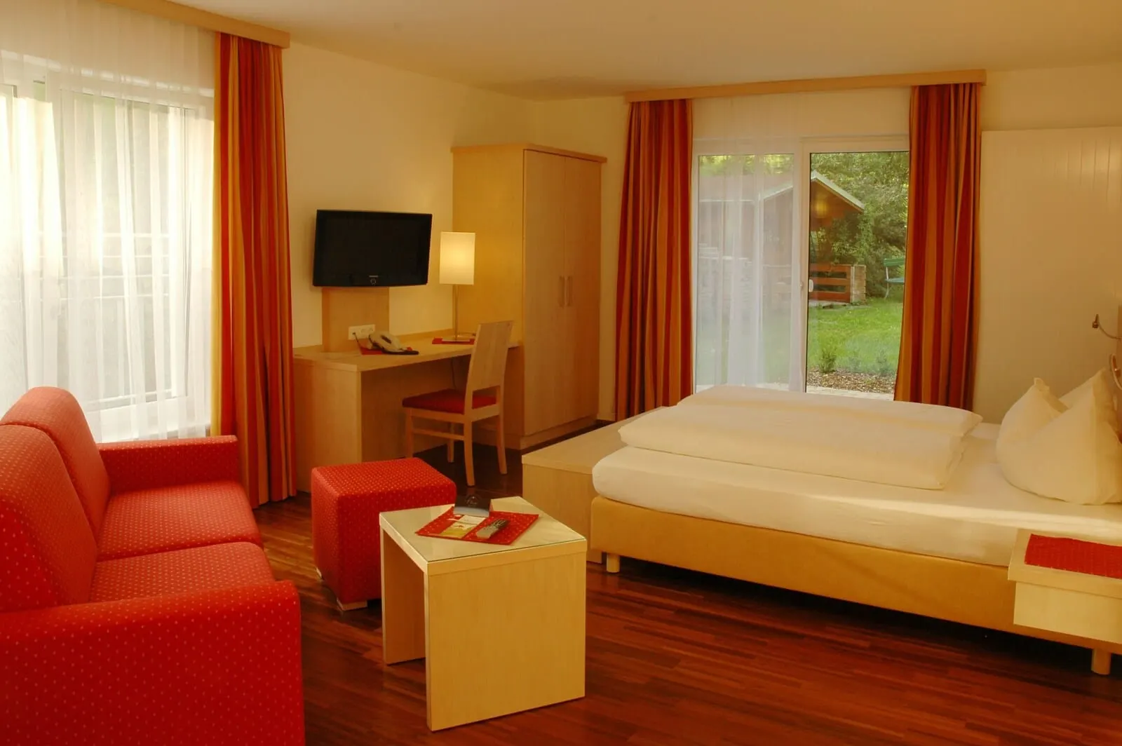 Hotel Heiligkreuz: Double room with sitting area