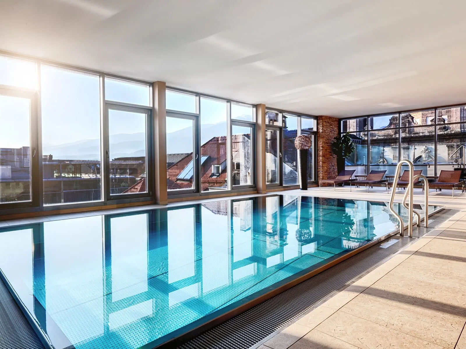 Hotel Grauer Bär: Indoor pool with city views