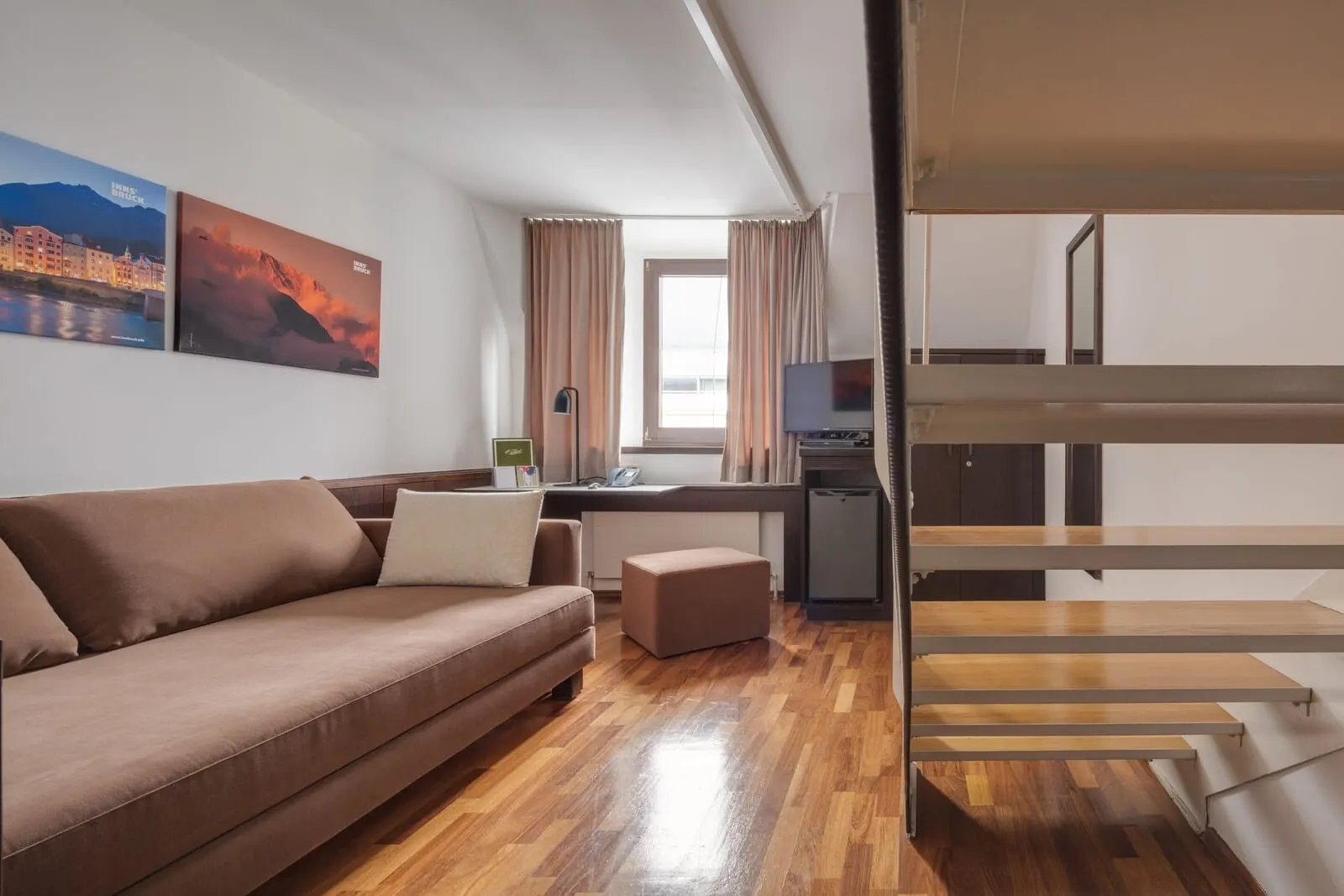Hotel Café Central: Room with sofa