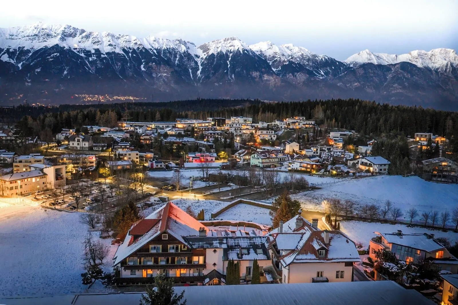 Hotel Gruberhof: Igls in snow below the Nordkette