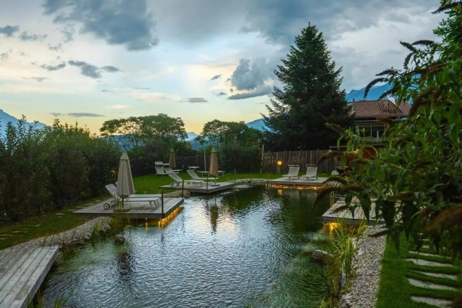 Hotel Seppl: The pond at dusk