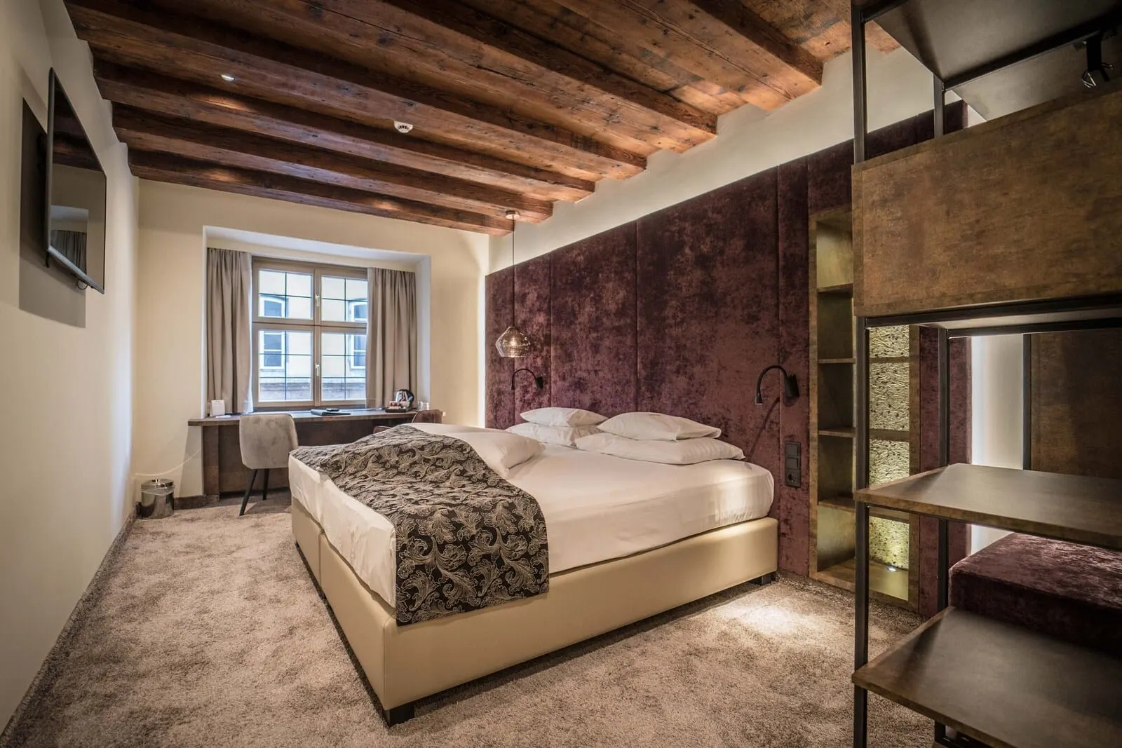 Hotel Goldener Adler: Double room under timber beams