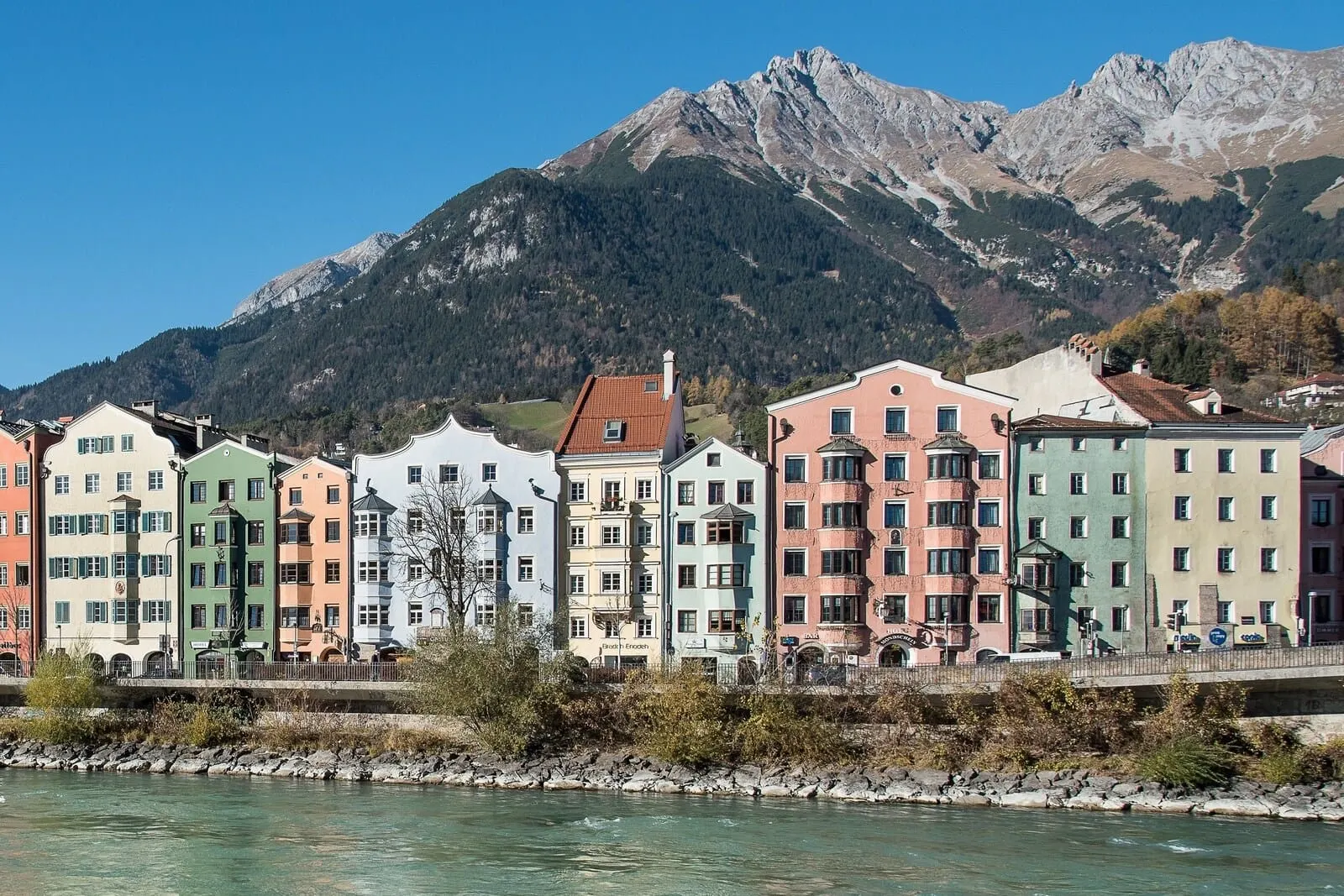 Hotel Mondschein: The coloured houses on the Inn