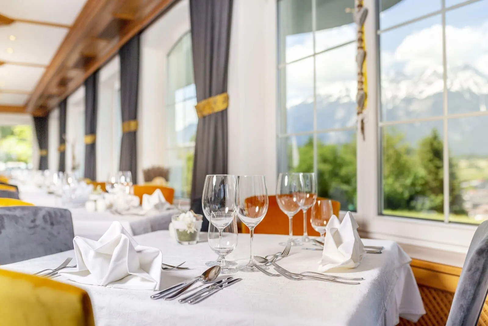 Hotel Seppl: Restaurant with mountain views