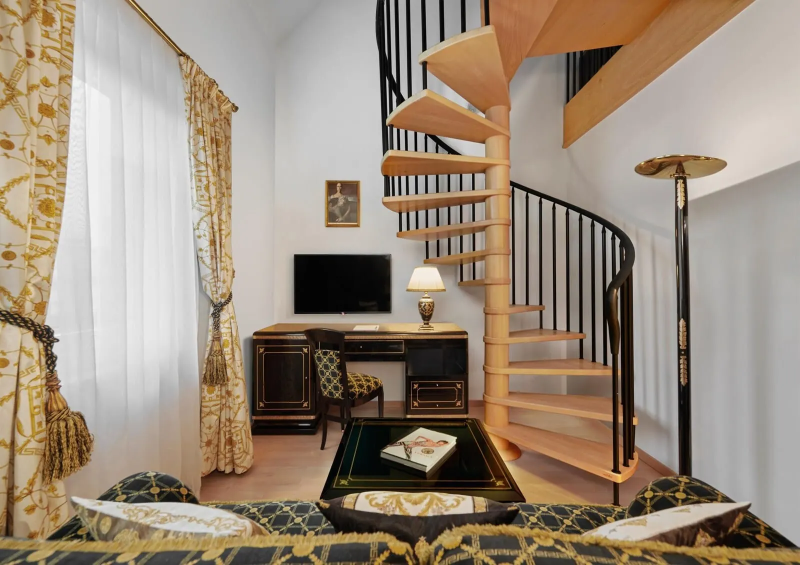 Hotel Schwarzer Adler: Split-level room with spiral stair