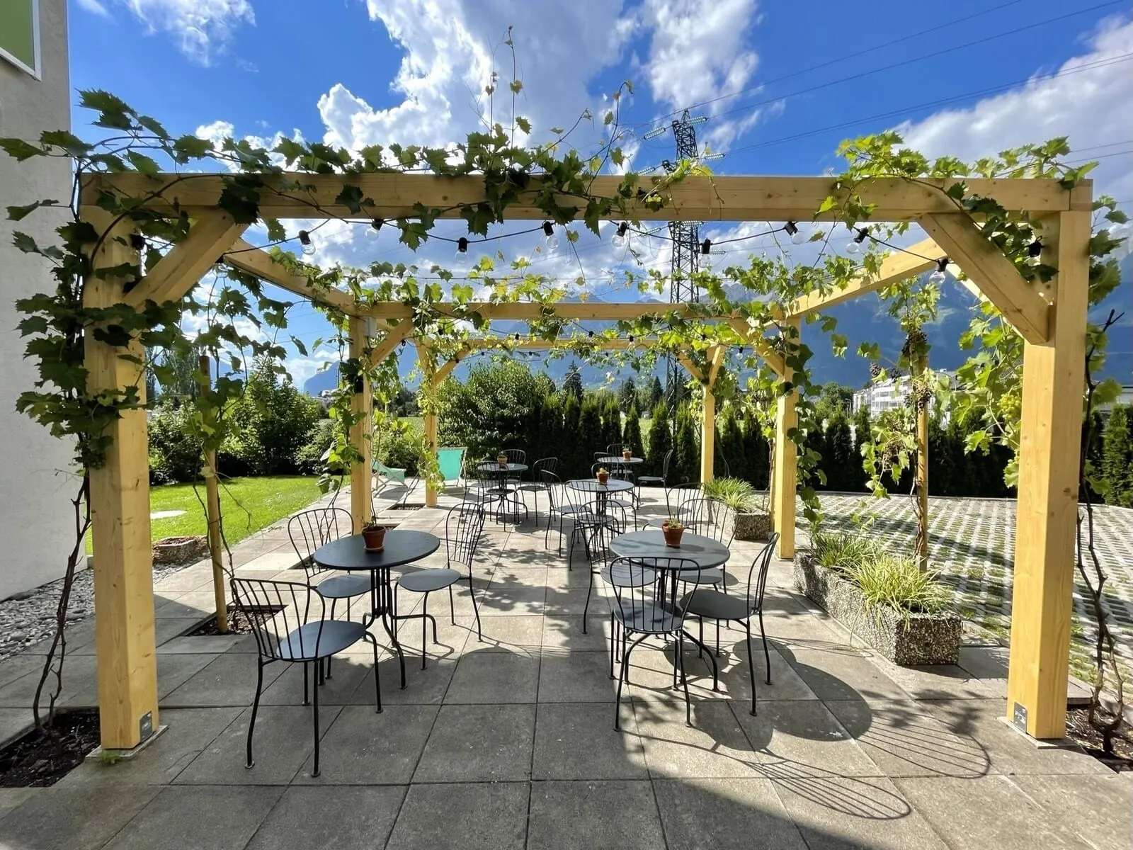 Marmota Hostel: Pergola terrace