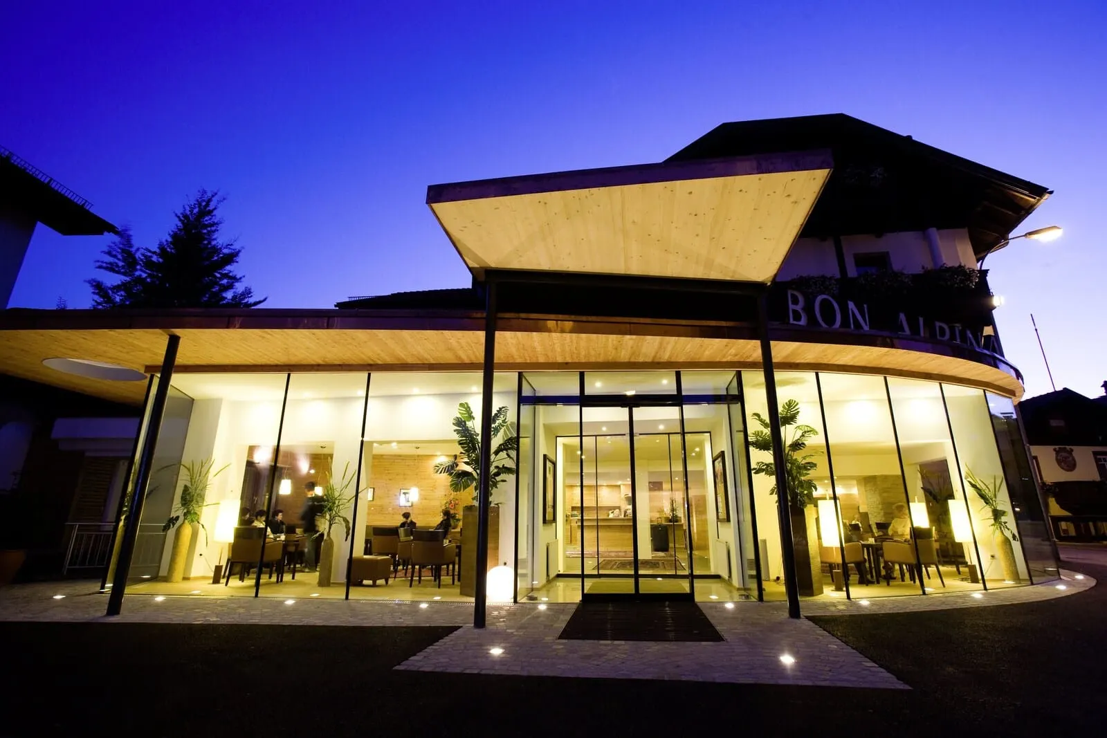 Hotel Bon Alpina: The entrance at dusk
