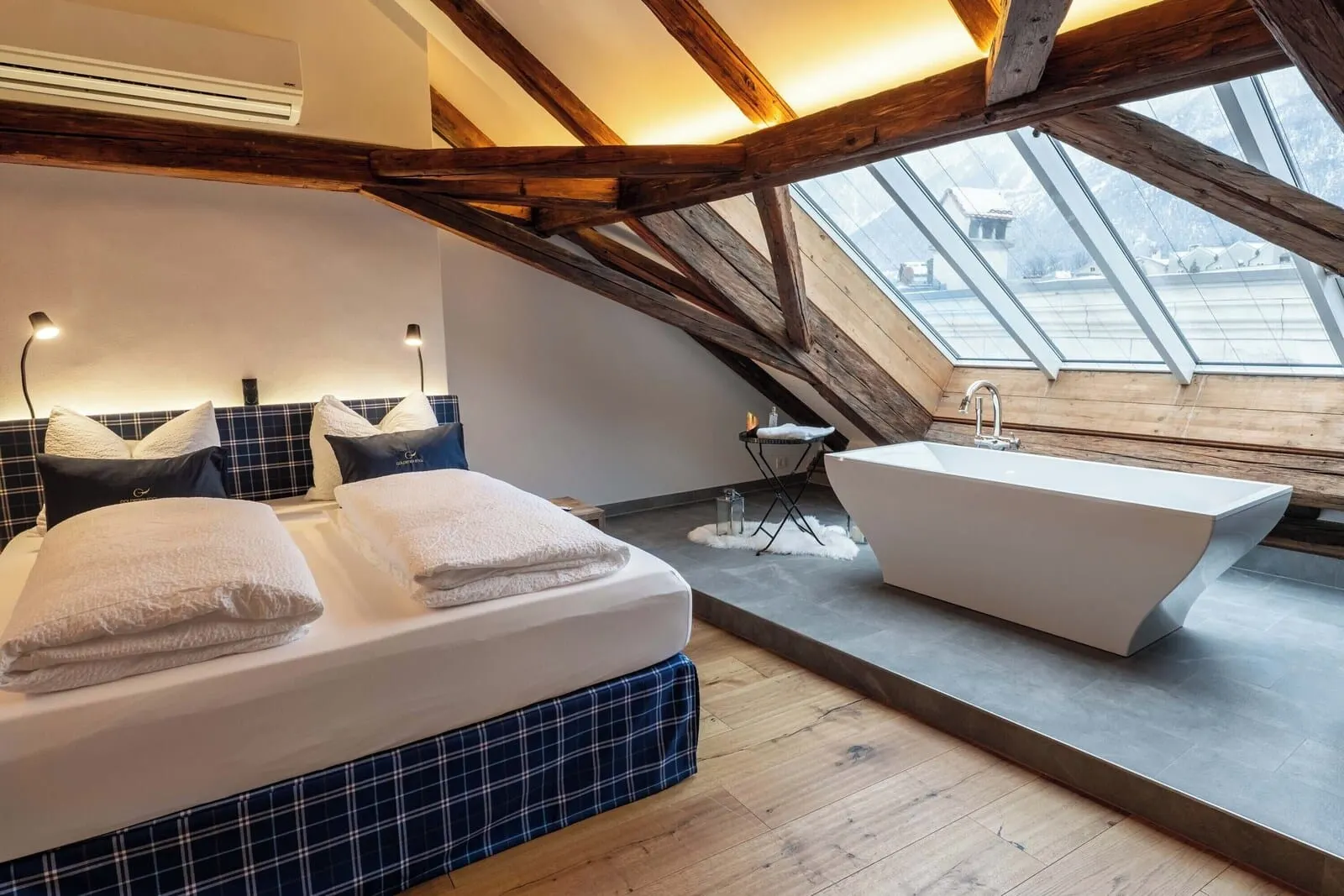 Hotel Goldener Engl: Attic room with a freestanding bath