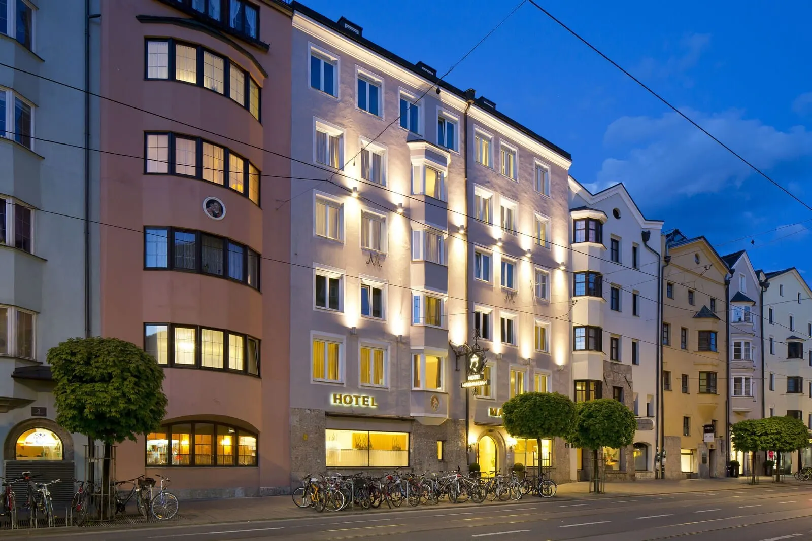 Hotel Maximilian Stadthaus Penz: The hotel at dusk