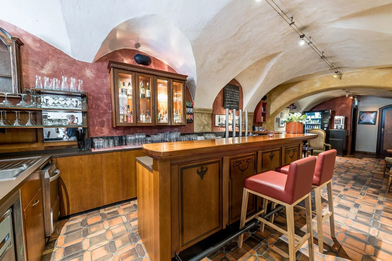 Hotel Mondschein: Vaulted bar