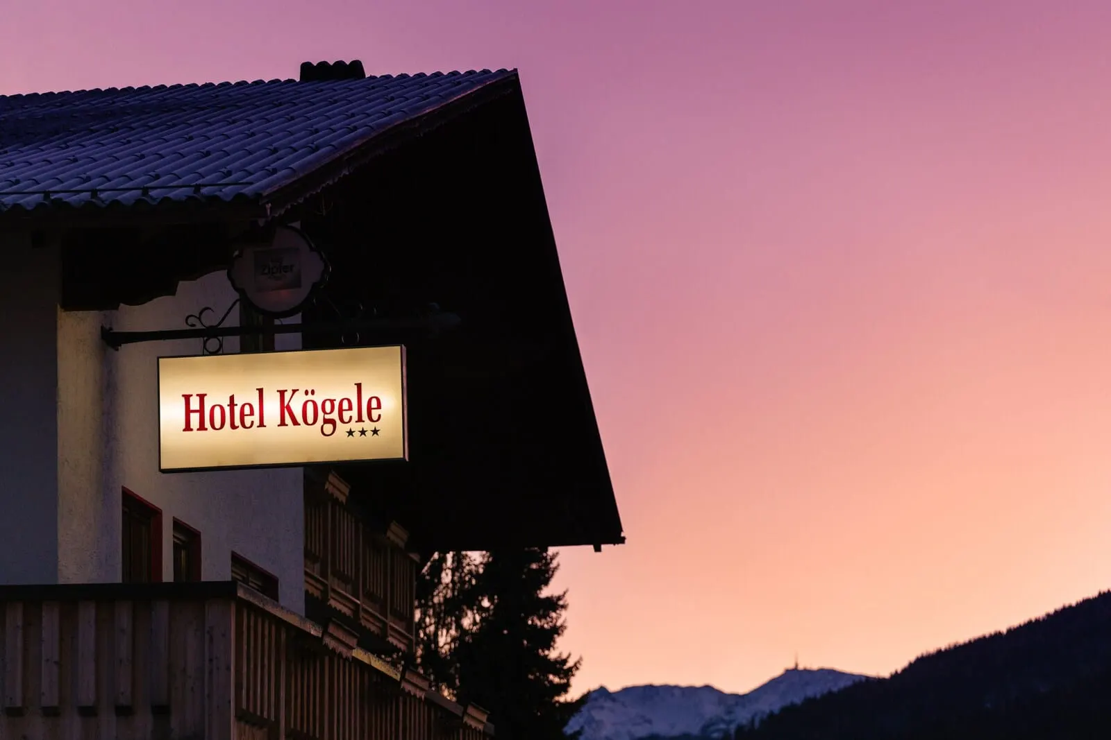 Hotel Kögele: The hotel at sunset