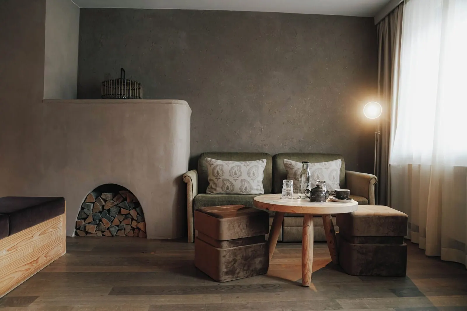 Boutiquehotel Weisses Rössl: Lounge with tiled stove
