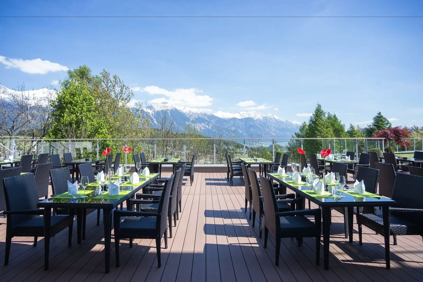 Hotel dasMEI: Restaurant terrace with mountain views