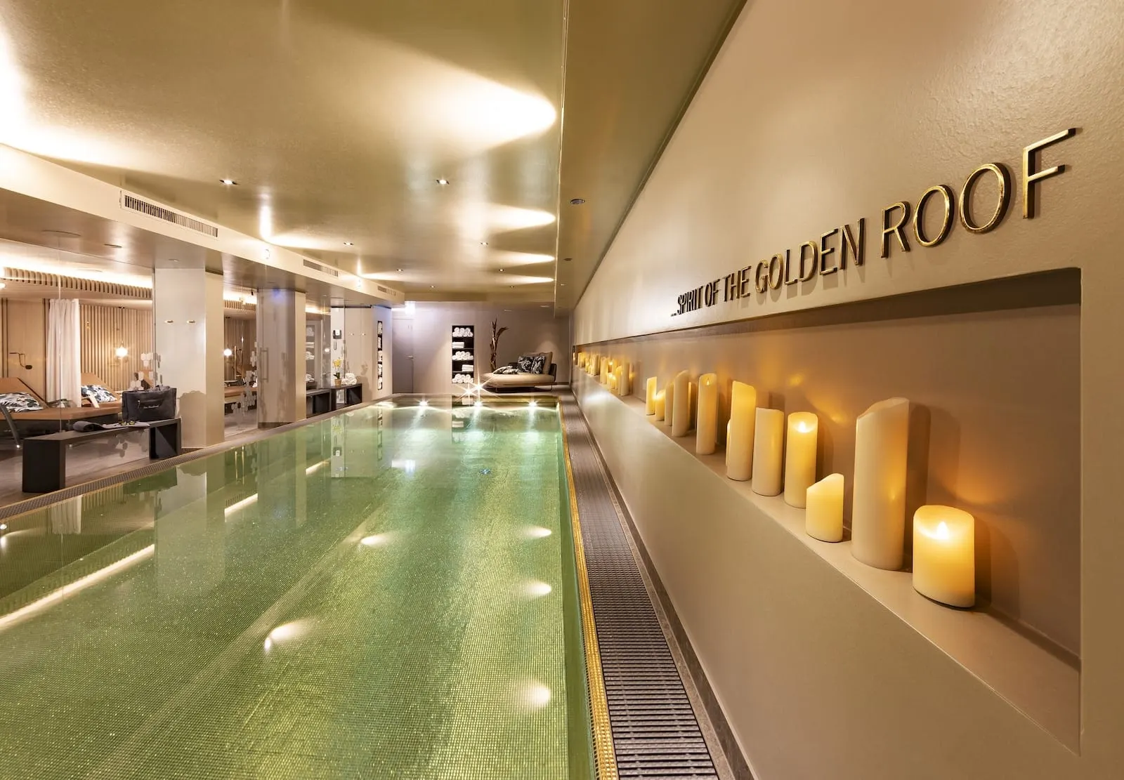 Hotel Das Innsbruck: Indoor pool in the spa