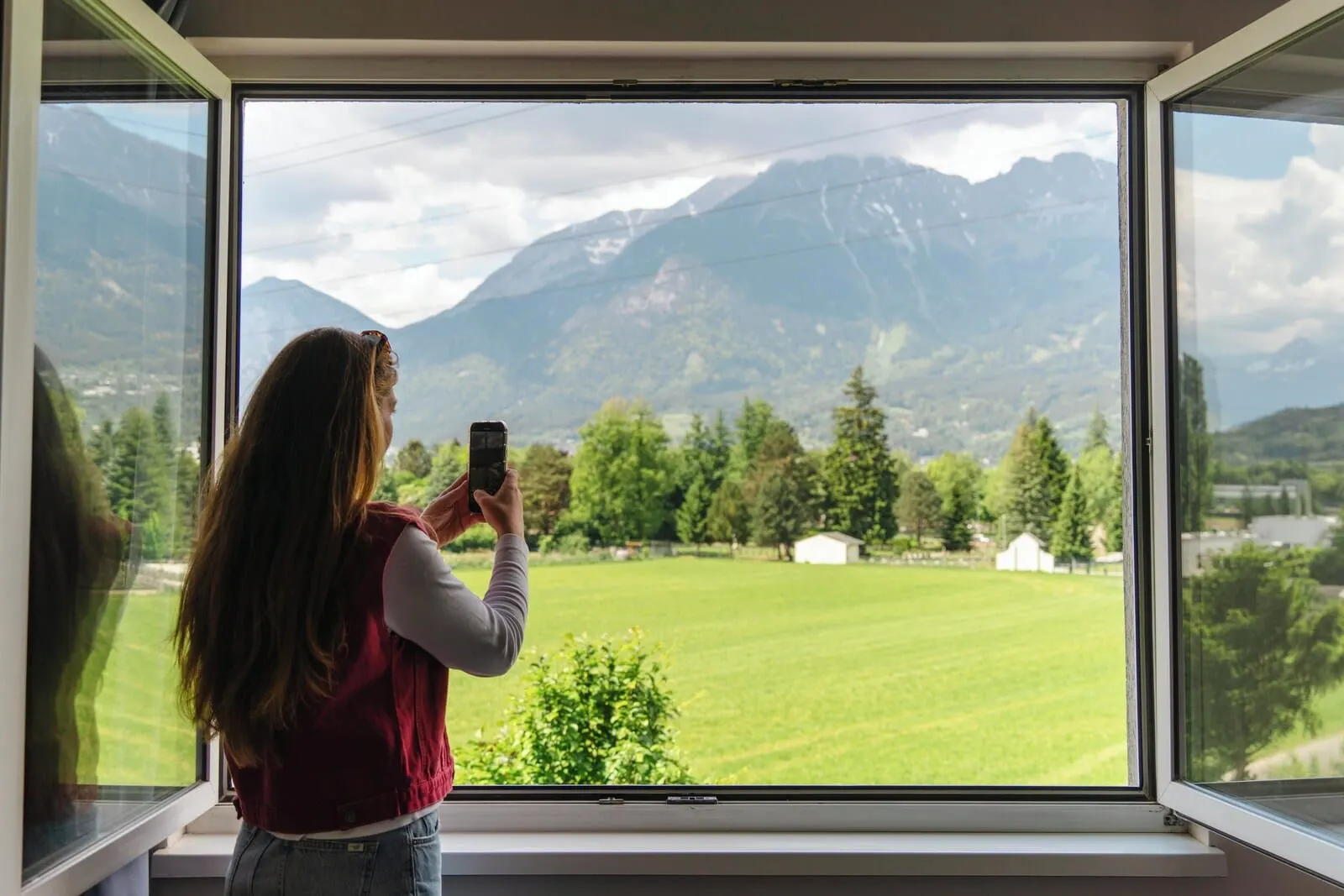 Marmota Hostel: Mountain view from a window