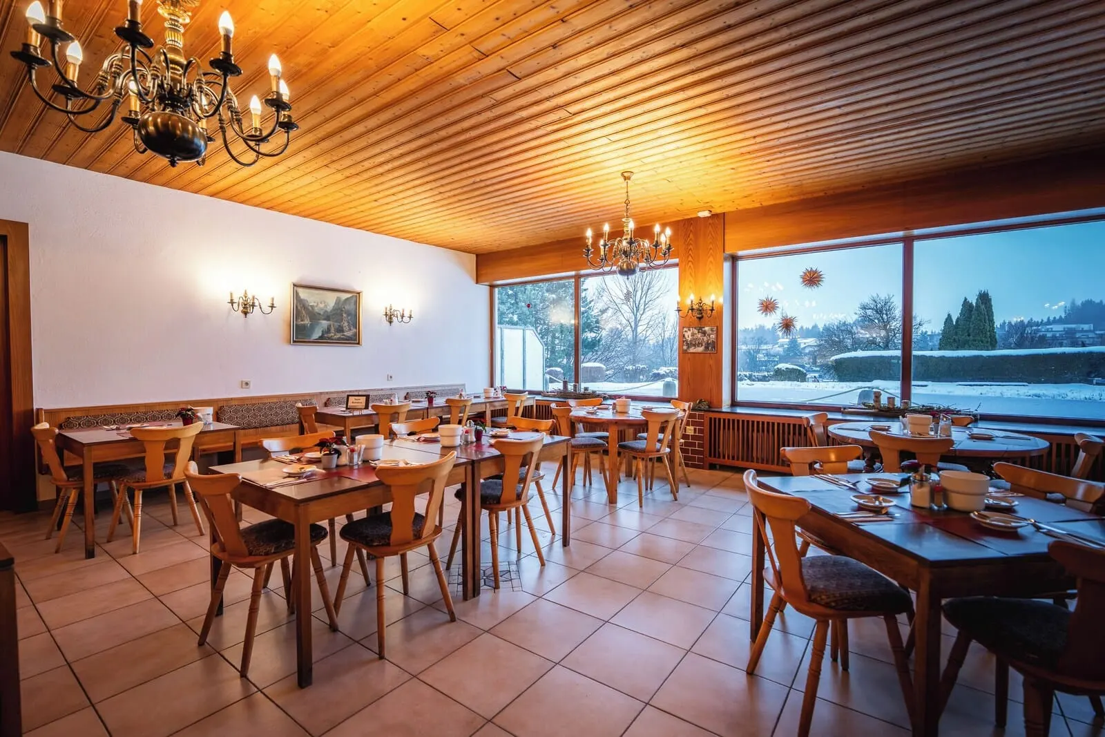 Hotel Gruberhof: Breakfast room with mountain view