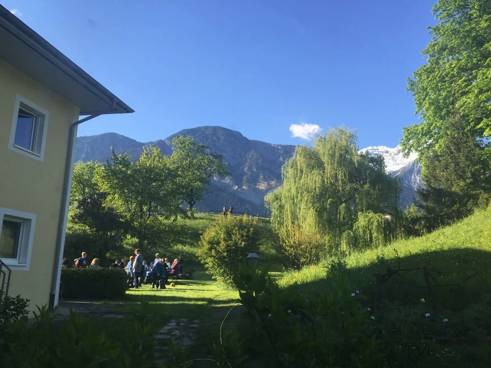 Hotel Heiligkreuz: Garden with mountain views