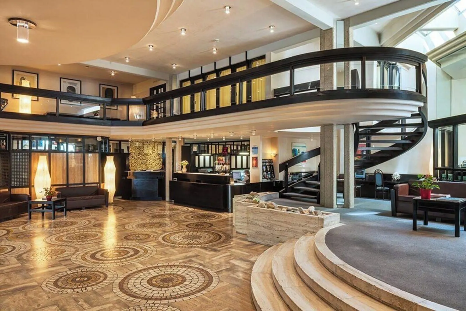 Hotel Café Central: Lobby with its spiral staircase