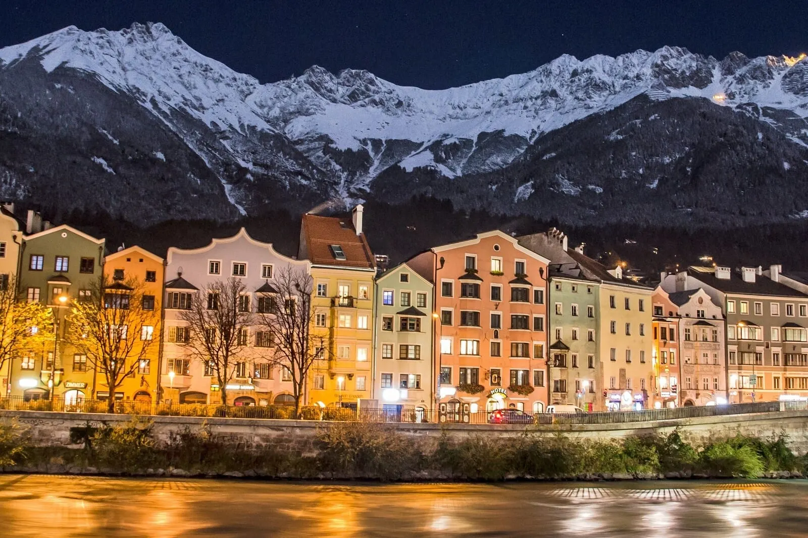 Hotel Mondschein: The Mariahilf houses and the hotel under the Nordkette at night