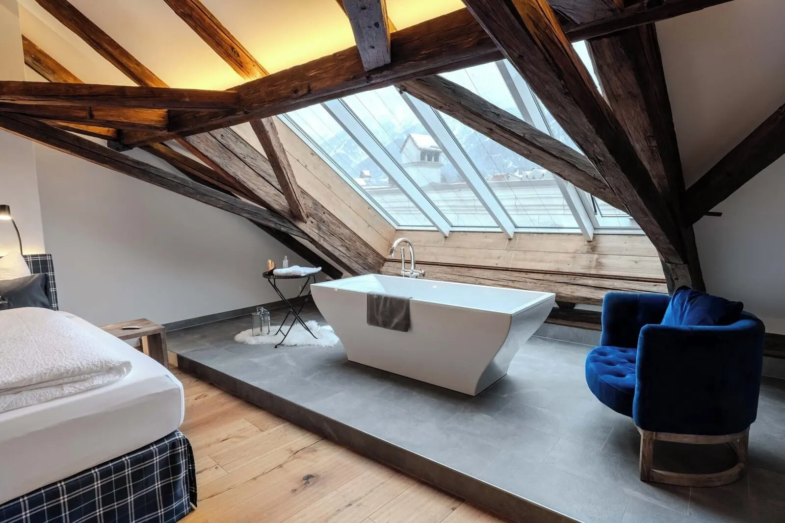 Hotel Goldener Engl: Attic room under the old beams