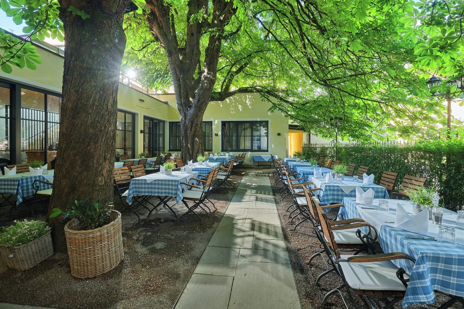 Hotel Sailer: Garden under the trees