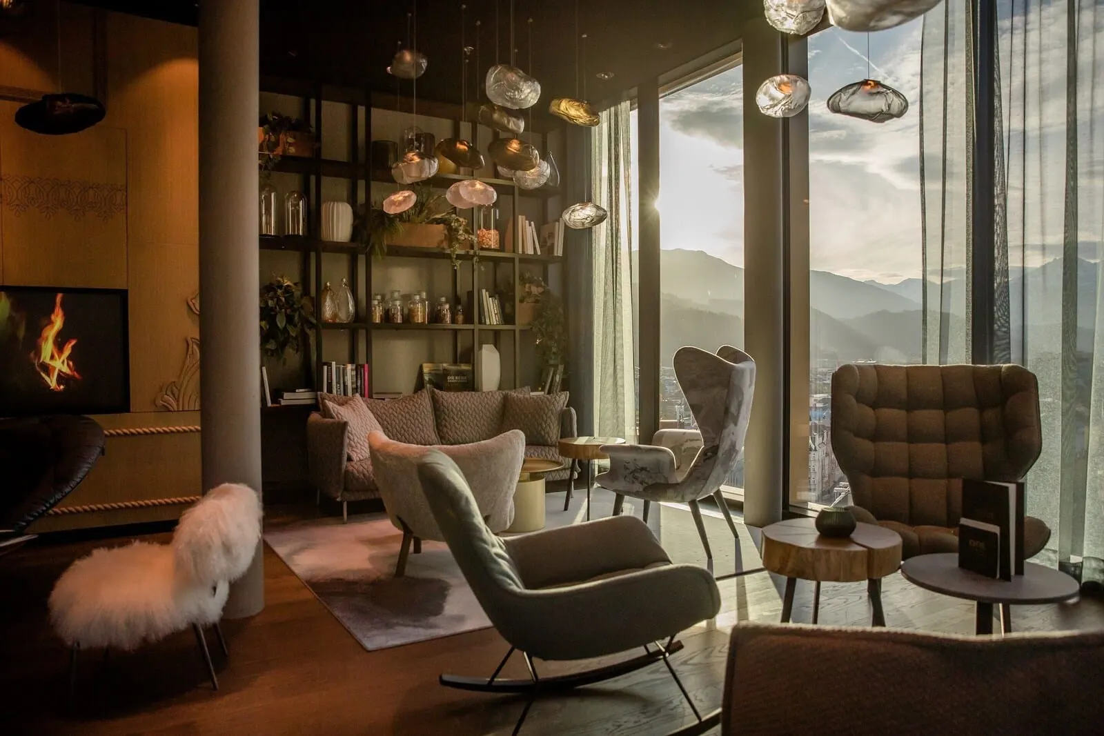 Motel One Innsbruck: Lounge with open fire and mountain view
